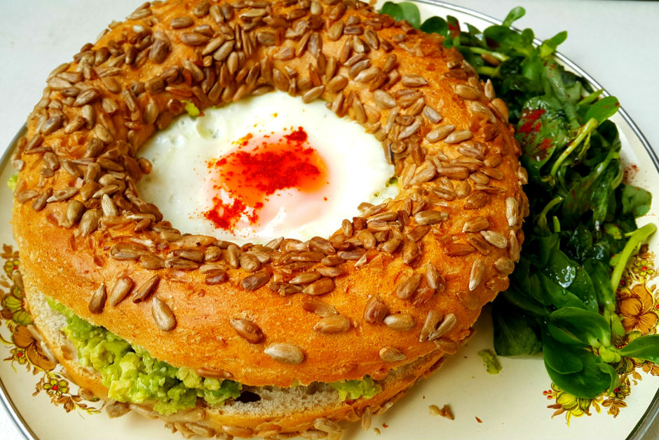 Avokadolu ve Yumurtalı Simit