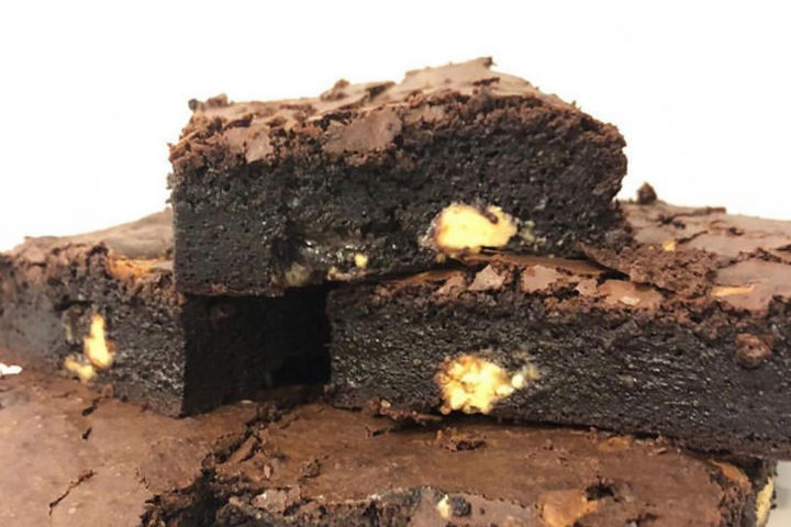 Beyaz Çikolata Parçalı Brownie