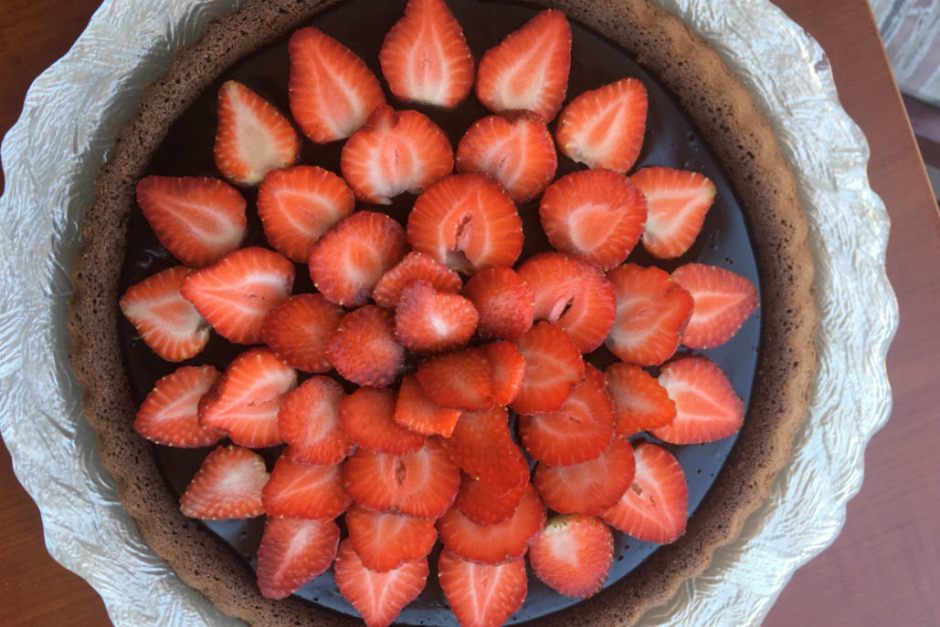 Çikolata Soslu Çilekli Tart