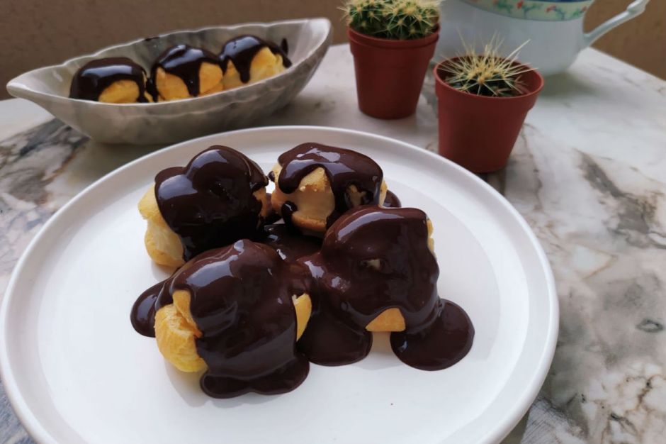 Çikolata Soslu Profiterol