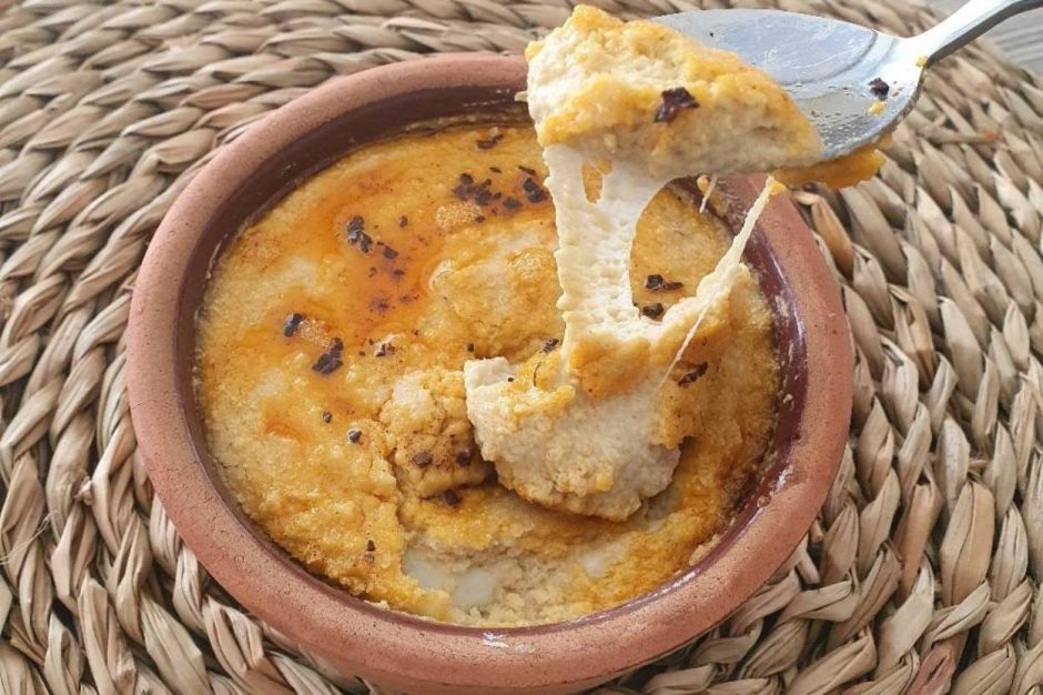 Güveçte Kaşarlı Humus