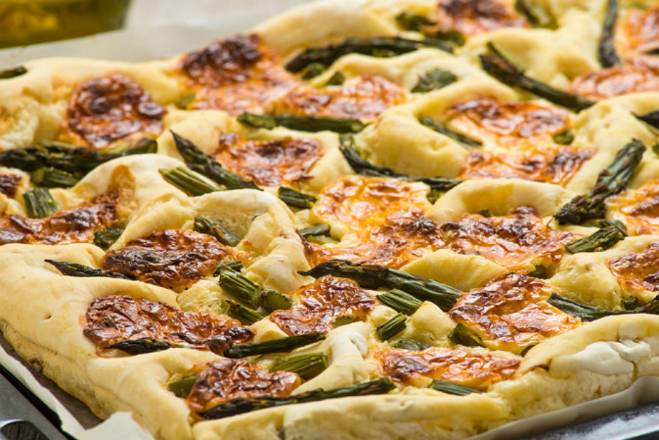 Kuşkonmazlı ve Cheddar Peynirli Pizza