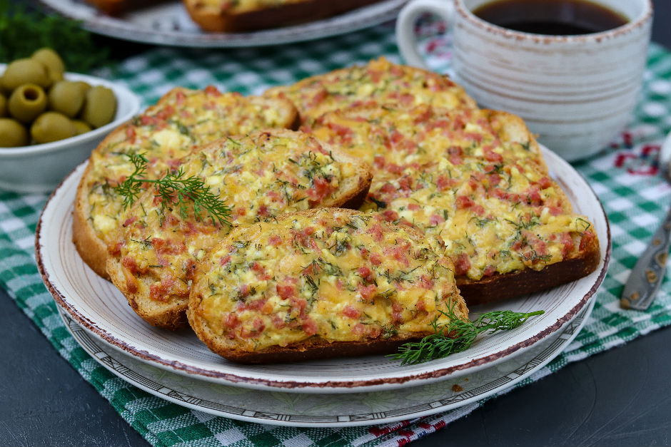 Pizza Tadında Yumurtalı Ekmek