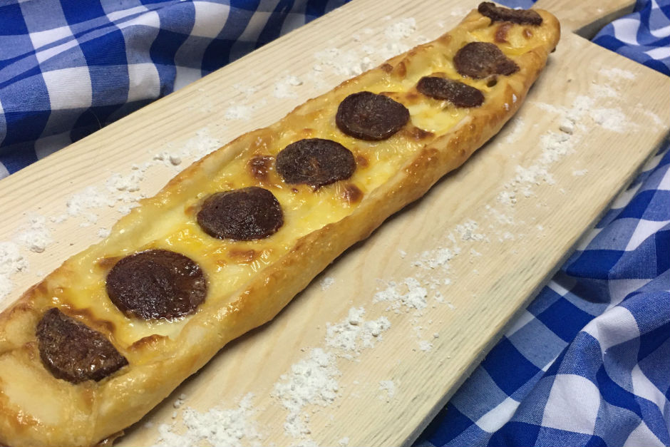 Kaşarlı Sucuklu Pide