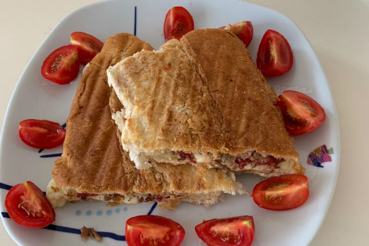 Sucuklu Kavurmalı Tost