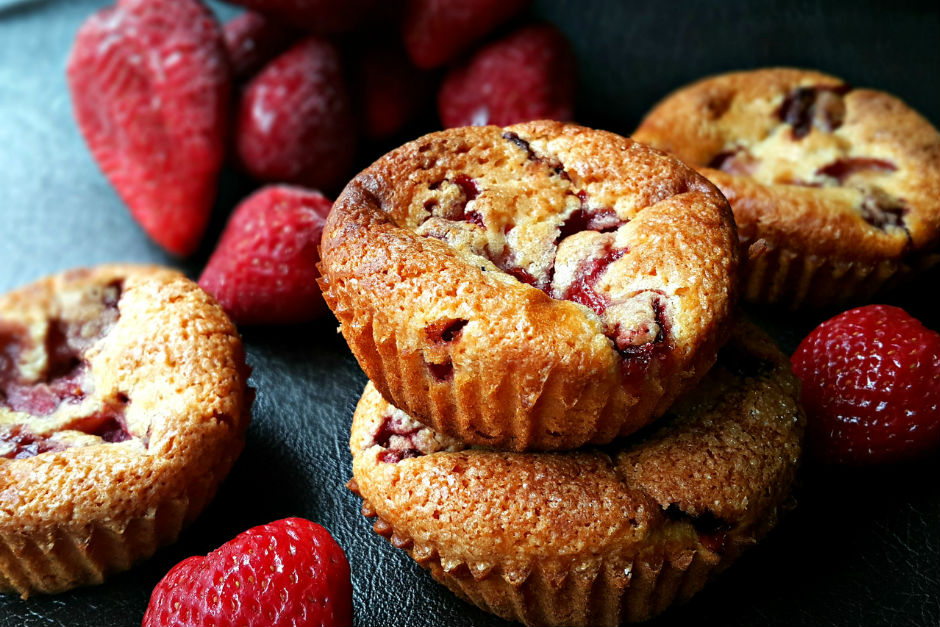 Yoğurtlu ve Çilekli Muffin