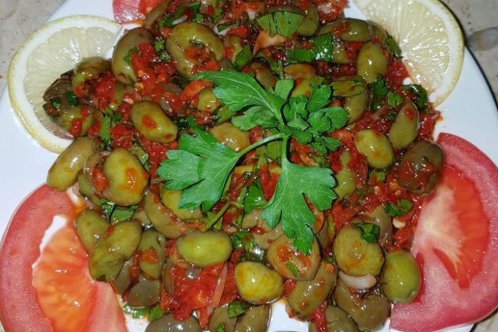 Yeşil Zeytin Salatası